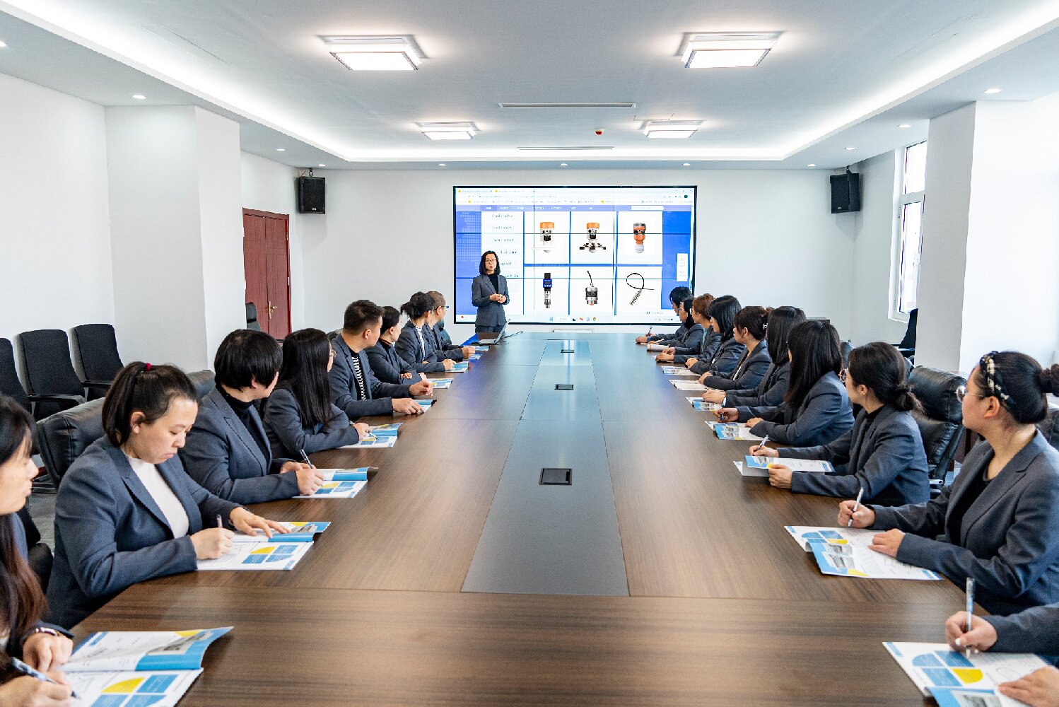 1774228921824311.jpg 会议2.jpg